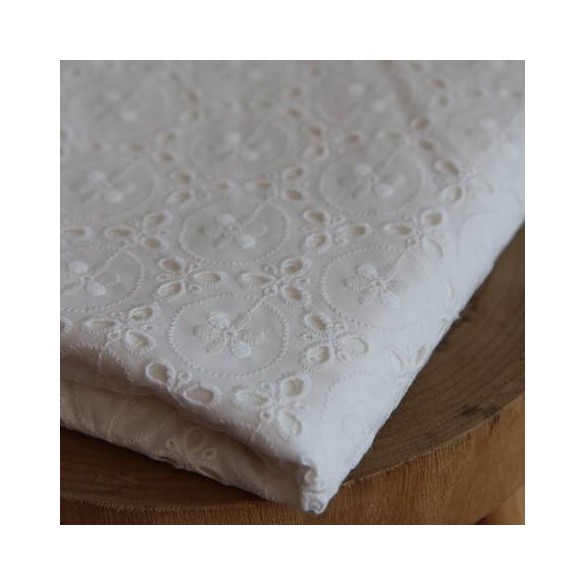 tissu broderie anglaise blanc cassé