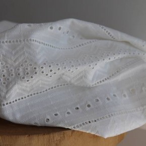 tissu en broderie anglaise blanc -un chat sur un fil