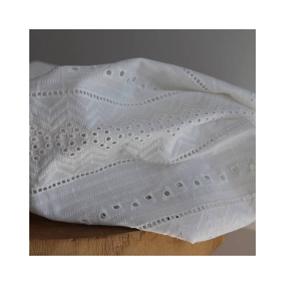 tissu en broderie anglaise blanc -un chat sur un fil