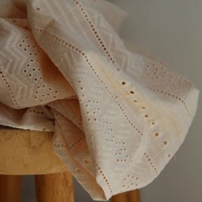 tissu en broderie anglaise vanille -un chat sur un fil