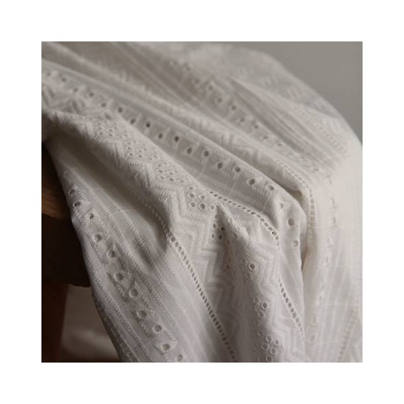 broderie anglaise Helen - un chat sur un fil