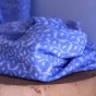 viscose imprimée bleu et blanc - un chat sur un fil